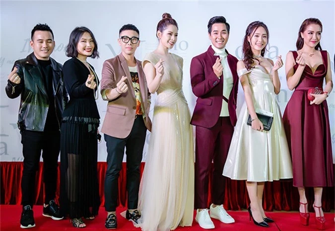 Show Tomorrowland còn có sự góp mặt của NTK Lê Thanh Hoà (bìa trái) và ca sĩ Bích Phương (bìa phải).