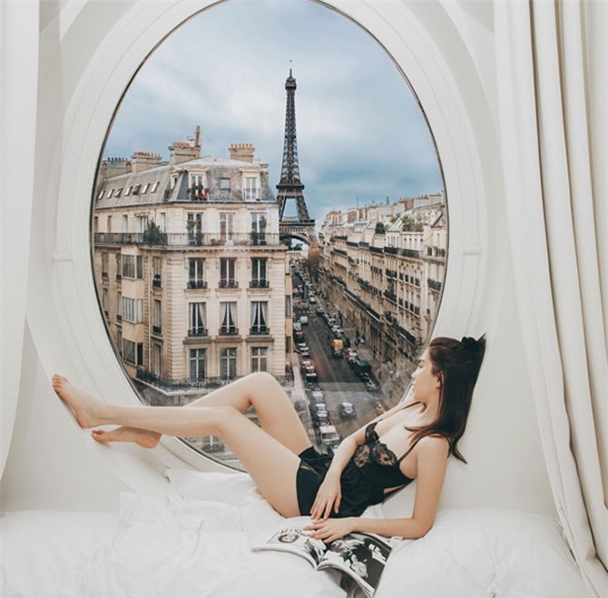 Ngọc Trinh ngắm tháp Eiffel từ cửa sổ khách sạn