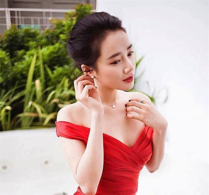 Sau đám cưới, Nhã Phương khiến mày râu tiếc ngẩn ngơ khi mặc váy buông lơi