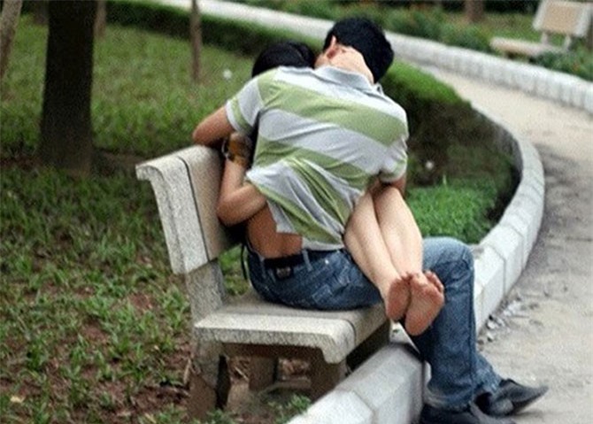 Gia tăng quan hệ tình dục nơi công cộng: Dễ dãi, lệch chuẩn văn hóa