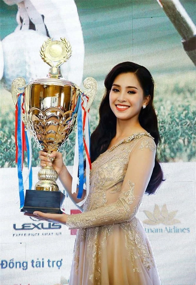 Mới đây, Tiểu Vy xuất hiện trong sự kiện của giải Tiền Phong Golf Championship 2018 cũng được đánh giá cao.