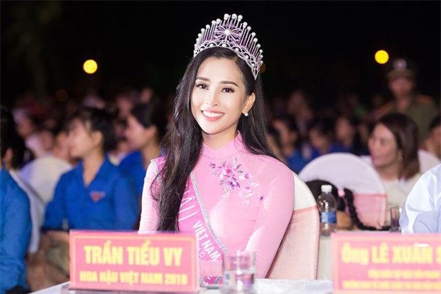 Gu ăn mặc của Hoa hậu Trần Tiểu Vy thay đổi thế nào sau gần 1 tháng đăng quang?