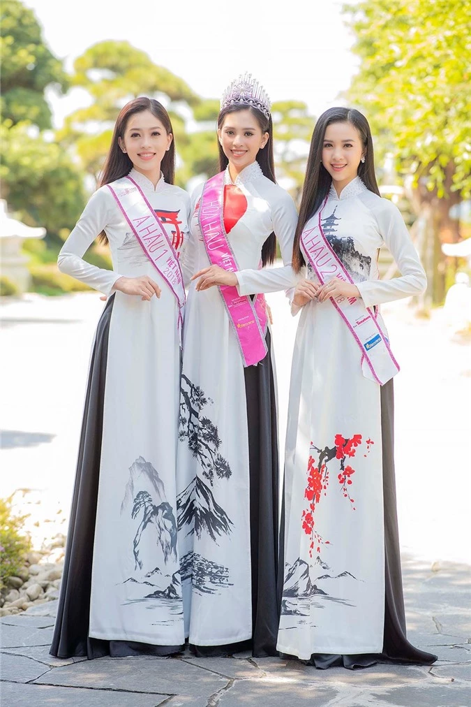 Trong sự kiện quảng bá du lịch cùng 2 Á hậu, Tiểu Vy diện áo dài với họa tiết thể hiện văn hóa Nhật Bản.