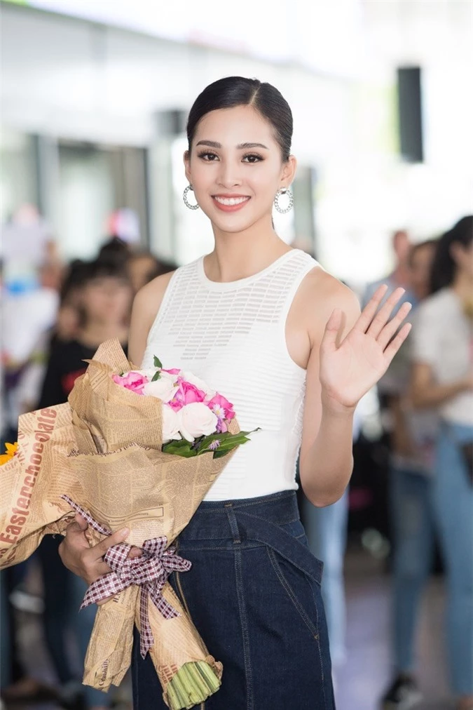 chọn áo trắng, váy jean đơn giản để về thăm quê nhà tại Quảng Nam.