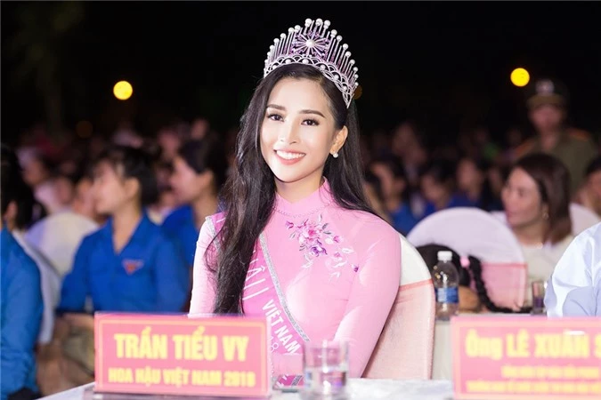 Khi dự sự kiện mừng Trung thu do tỉnh Quảng Nam tổ chức, Tiểu Vy diện áo dài màu hồng.