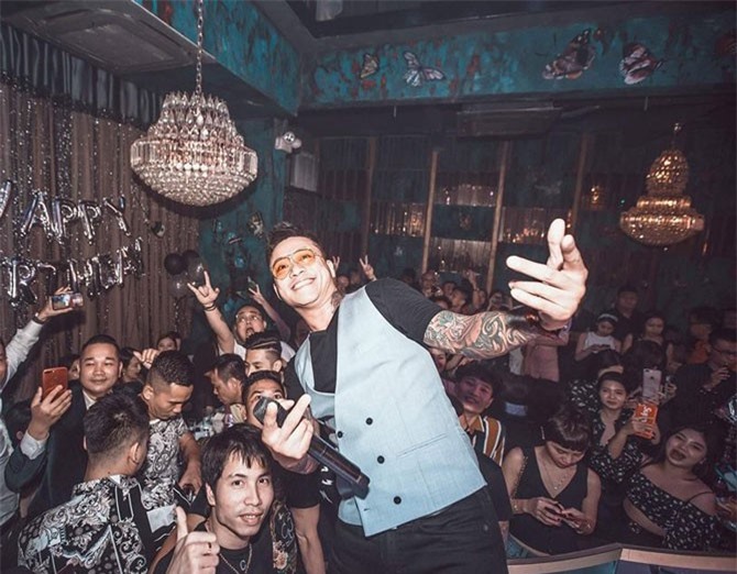 Tuấn Hưng rạng rỡ đi diễn trở lại sau cú sốc phải nhập viện