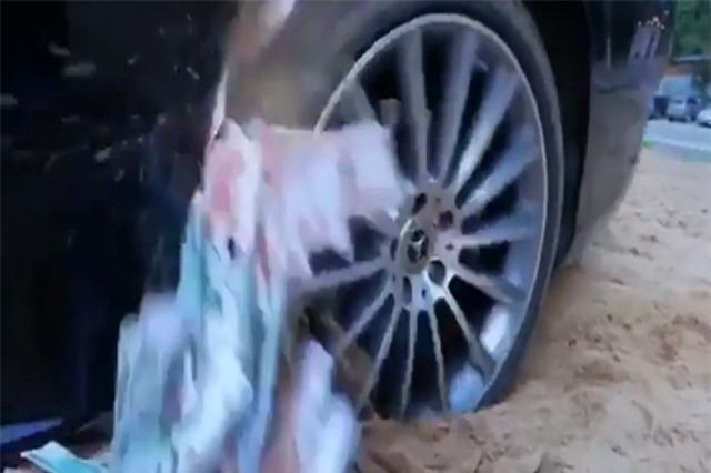 Con nhà giàu Nga cày nát tiền dưới bánh xe