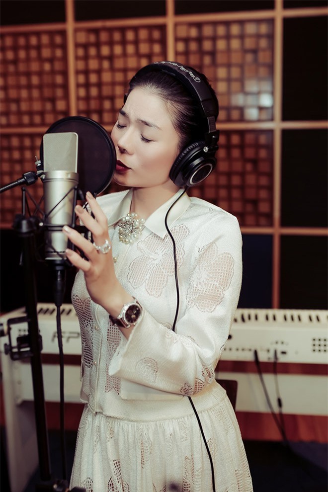 Lệ Quyên ăn ngủ tại phòng thu suốt nhiều tuần vì 2 album "khủng"