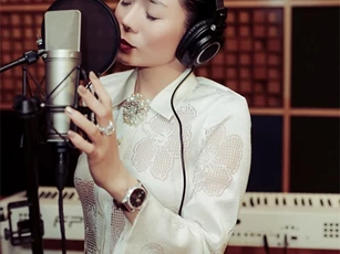 Lệ Quyên ăn ngủ tại phòng thu suốt nhiều tuần vì 2 album "khủng"