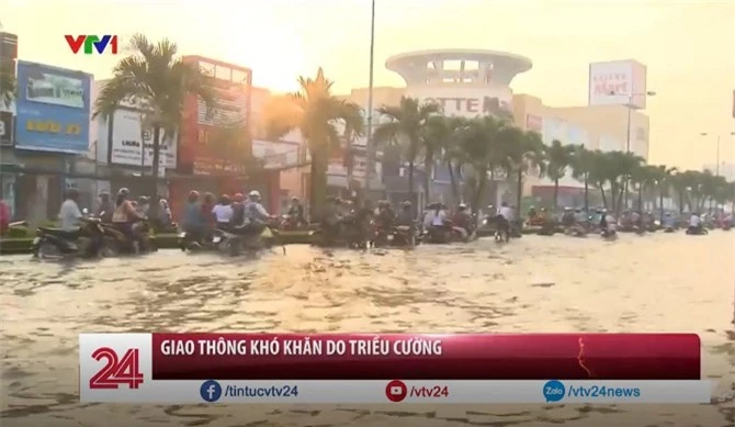 Giao thông khó khăn do triều cường dâng cao.