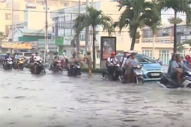 Clip: Triều cường tăng cao khiến cuộc sống người dân đảo lộn