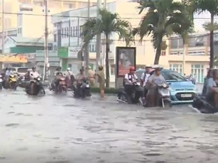 Clip: Triều cường tăng cao khiến cuộc sống người dân đảo lộn
