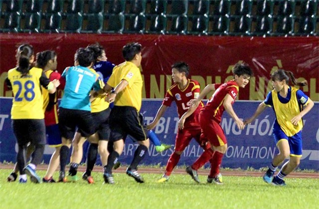 VFF chính thức đưa ra án phạt rất nặng vụ 'hỗn chiến' trên sân Thống Nhất