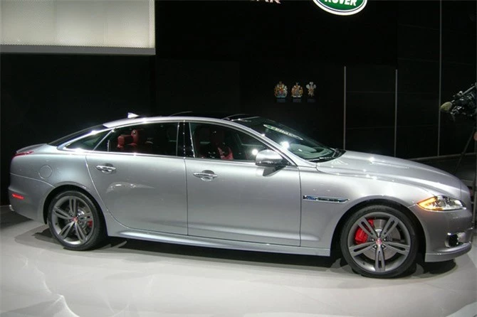 9. Jaguar XJL. Mức rớt giá sau 5 năm sử dụng: 66,4%.