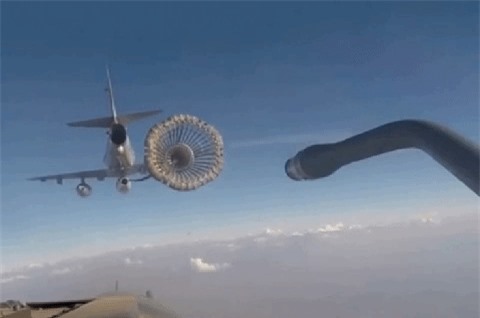 Clip: Cận cảnh máy bay tiếp nhiên liệu trên không trung