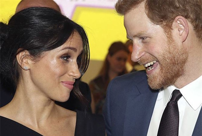 Máy bay chở vợ chồng Hoàng tử Anh bị sét đánh trúng