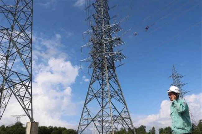 UBND TP.HCM yêu cầu các quận, huyện khẩn trương thu hồi các kết cấu lưới điện cao áp không sử dụng nhằm đảm bảo an toàn cháy nổ (ảnh TL).