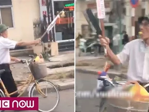 Clip: Cụ ông thổi còi, giơ dao phay để xin sang đường gây “sốt” mạng xã hội