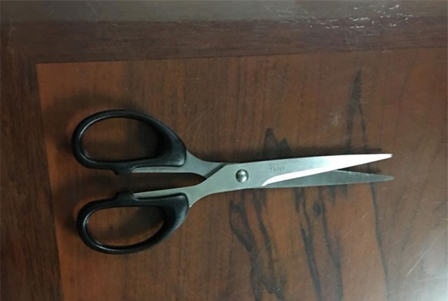 Đang làm việc với cơ quan Công an, chủ nhà nghỉ dùng kéo tự đâm vào mình