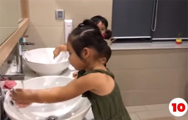 Clip: Trào lưu 10 giây xắn tay gây “sốt” cộng đồng mạng