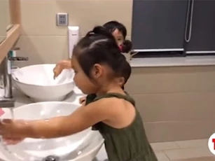 Clip: Trào lưu 10 giây xắn tay gây “sốt” cộng đồng mạng