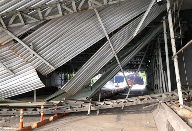 Sập giàn giáo gần nóc hầm Thủ Thiêm, giao thông tê liệt