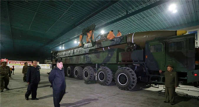 Chủ tịch Triều Tiên Kim Jong-un kiểm tra tên lửa đạn đạo xuyên lục địa Hwasong-14 tại Bình Nhưỡng hồi tháng 7/2017. (Ảnh: KCNA)