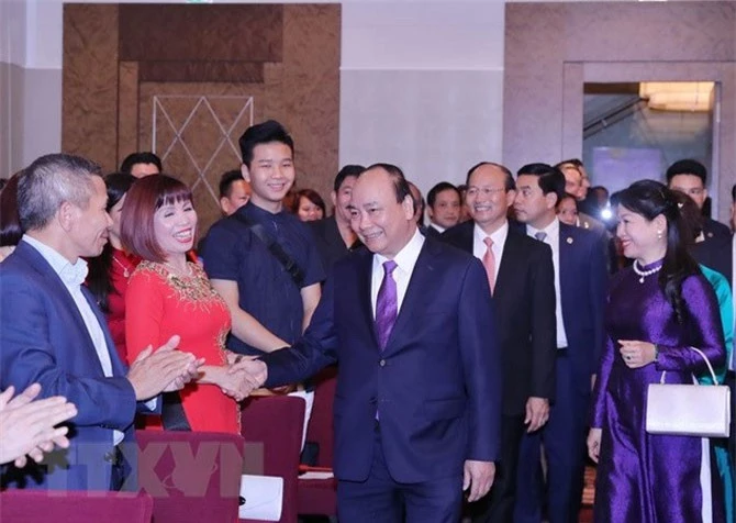 Thủ tướng Nguyễn Xuân Phúc với cán bộ, nhân viên Đại sứ quán Việt Nam và đại diện cộng đồng người Việt tại Áo và một số nước châu Âu. (Ảnh: Thống Nhất/TTXVN)