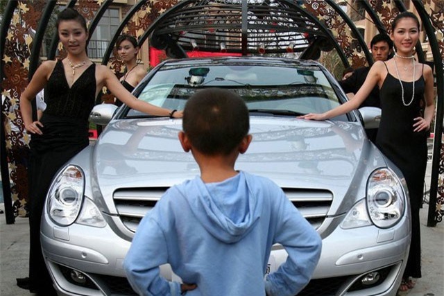Đại gia Trung Quốc bị “tẩy chay” vì dùng siêu xe đưa con tới trường