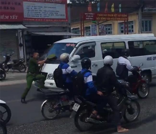 Đà Lạt: Công an bám cần gạt nước xe vi phạm