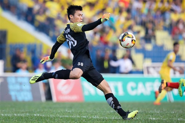 Thủ môn Bùi Tiến Dũng và những sai lầm muối mặt trong khung gỗ
