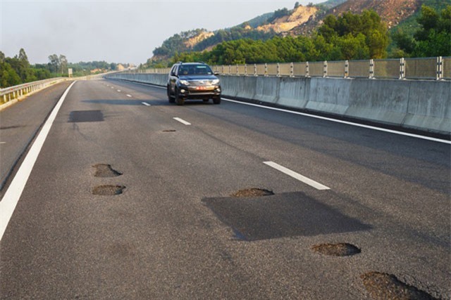 Phó Thủ tướng yêu cầu làm rõ trách nhiệm vụ hỏng mặt đường cao tốc