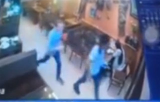 Clip: 2 nam thanh niên người nước ngoại “ăn quỵt” rồi nhanh chân bỏ trốn ở Sa Pa