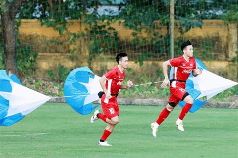 Clip: ĐT Việt Nam thực hiện bài tập ‘lạ’ trước ngày sang Hàn Quốc