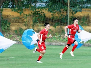 Clip: ĐT Việt Nam thực hiện bài tập ‘lạ’ trước ngày sang Hàn Quốc