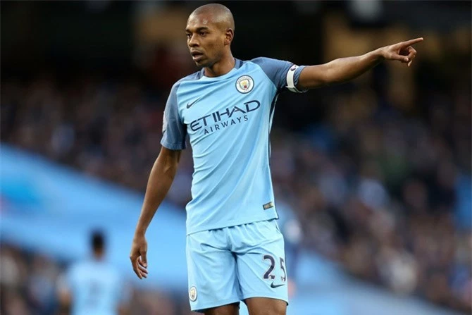 8. Fernandinho (Man City, 563 lần).