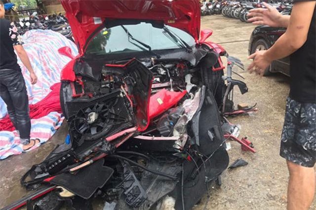 Tuấn Hưng gặp tai nạn, siêu xe 15 tỷ nát đầu