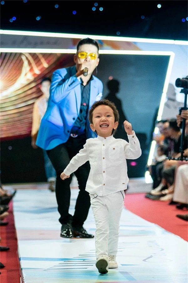 Giọng ca Hà Nội đưa theo con trai đầu lòng Su Hào tới dự chương trình. Cậu nhóc cười hết cỡ, tự tin bước trên sân khấu trong lúc bố biểu diễn.