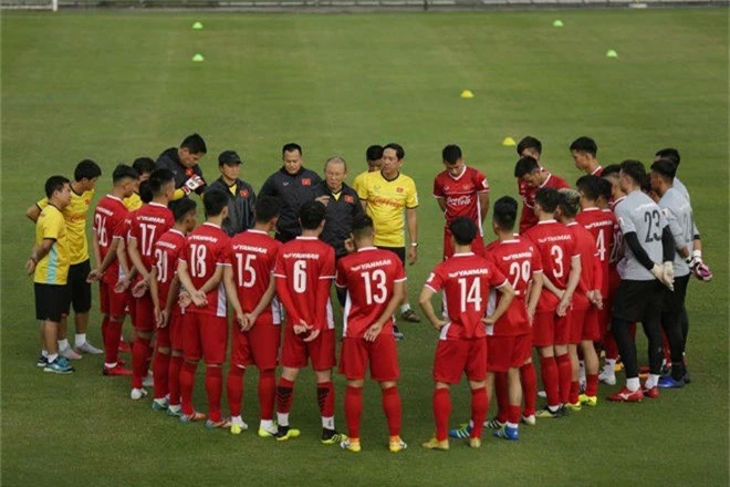 Đội tuyển Việt Nam tập bài lạ trước ngày đi Hàn Quốc - 1