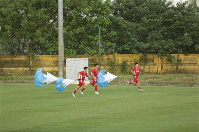 Đội tuyển Việt Nam tập bài lạ trước ngày đi Hàn Quốc - 6