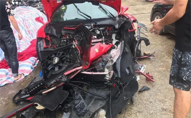 Hình ảnh được cho là xe ô tô của Tuấn Hưng gặp tai nạn kinh hoàng ở Phú Thọ, đầu xe nát bươm.