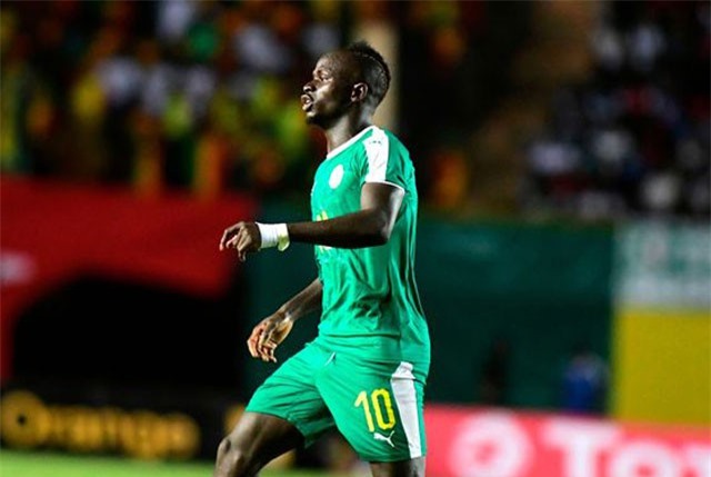 Sadio Mane tập luyện đến… gãy ngón tay, Liverpool lo sốt vó