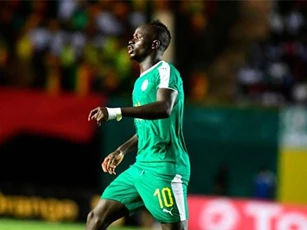 Sadio Mane tập luyện đến… gãy ngón tay, Liverpool lo sốt vó