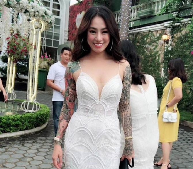 Cô dâu xăm trổ kín người nhưng ‘quyến rũ hết phần người khác’ khiến mạng xã hội xôn xao tranh cãi