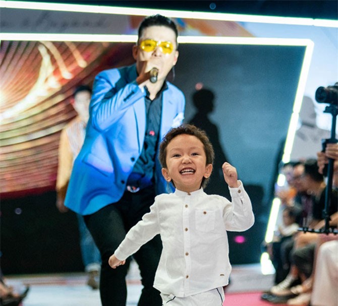Con trai Tuấn Hưng chạy lên sân khấu biểu diễn cùng bố