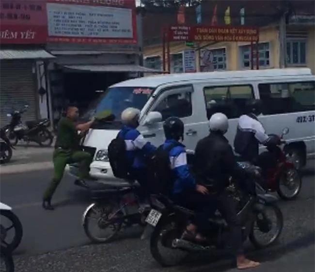 Tài xế vi phạm ngoan cố lao thẳng xe vào chiến sĩ cảnh sát đang thi hành nhiệm vụ và đẩy người này đi hơn 100m (ảnh VH).