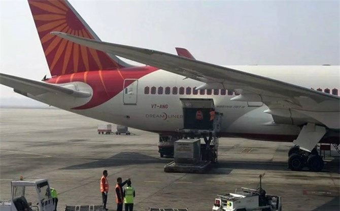 Ngã xuống đường băng từ cửa máy bay, tiếp viên Air India chấn thương nặng