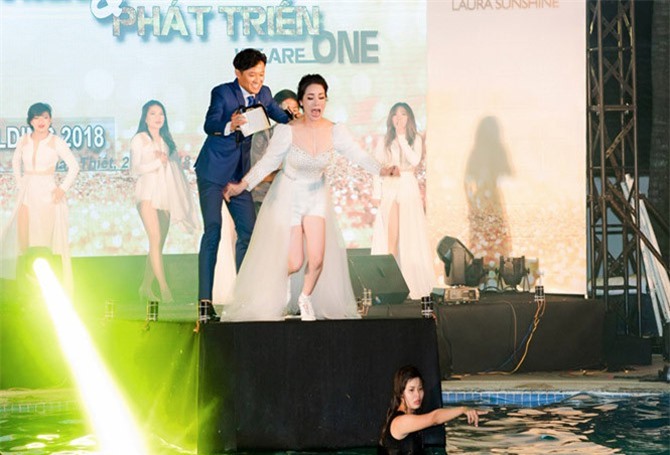 Nhật Kim Anh phấn khích nhảy xuống hồ bơi khi đang biểu diễn