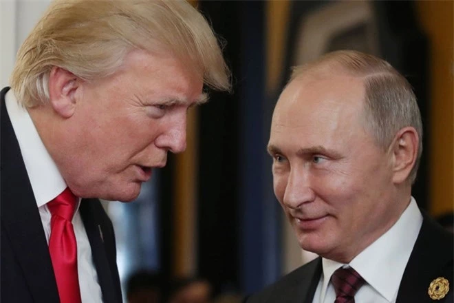 Tổng thống Mỹ Donald Trump (trái) và người đồng cấp Nga Vladimir Putin. 