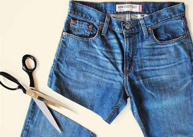 Clip: Mẹo hay “biến” quần jean cũ thành mới vừa đơn giản lại hợp mốt